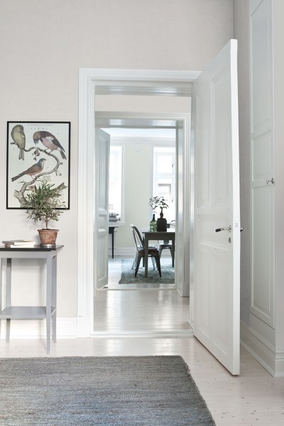 SilverWhite_Image_Roomshot_Hall_Item_7951